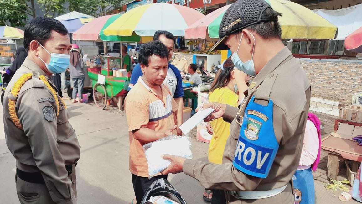 Tramtib Kecamatan Jatiuwung Memberikan Masker Kepada Masyarakat