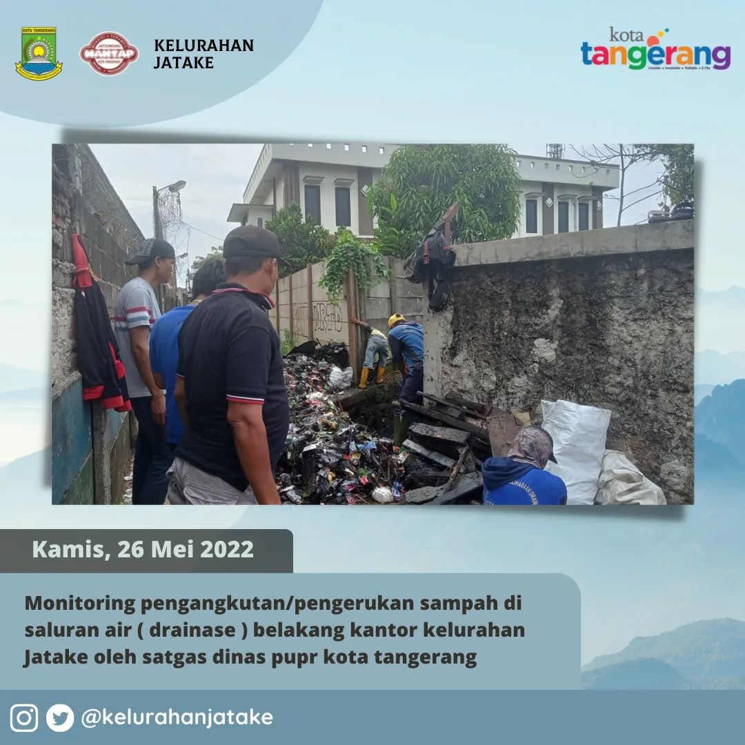 pengangkutan/pengerukan sampah di saluran air ( drainase ) belakang kantor kelurahan Jatake