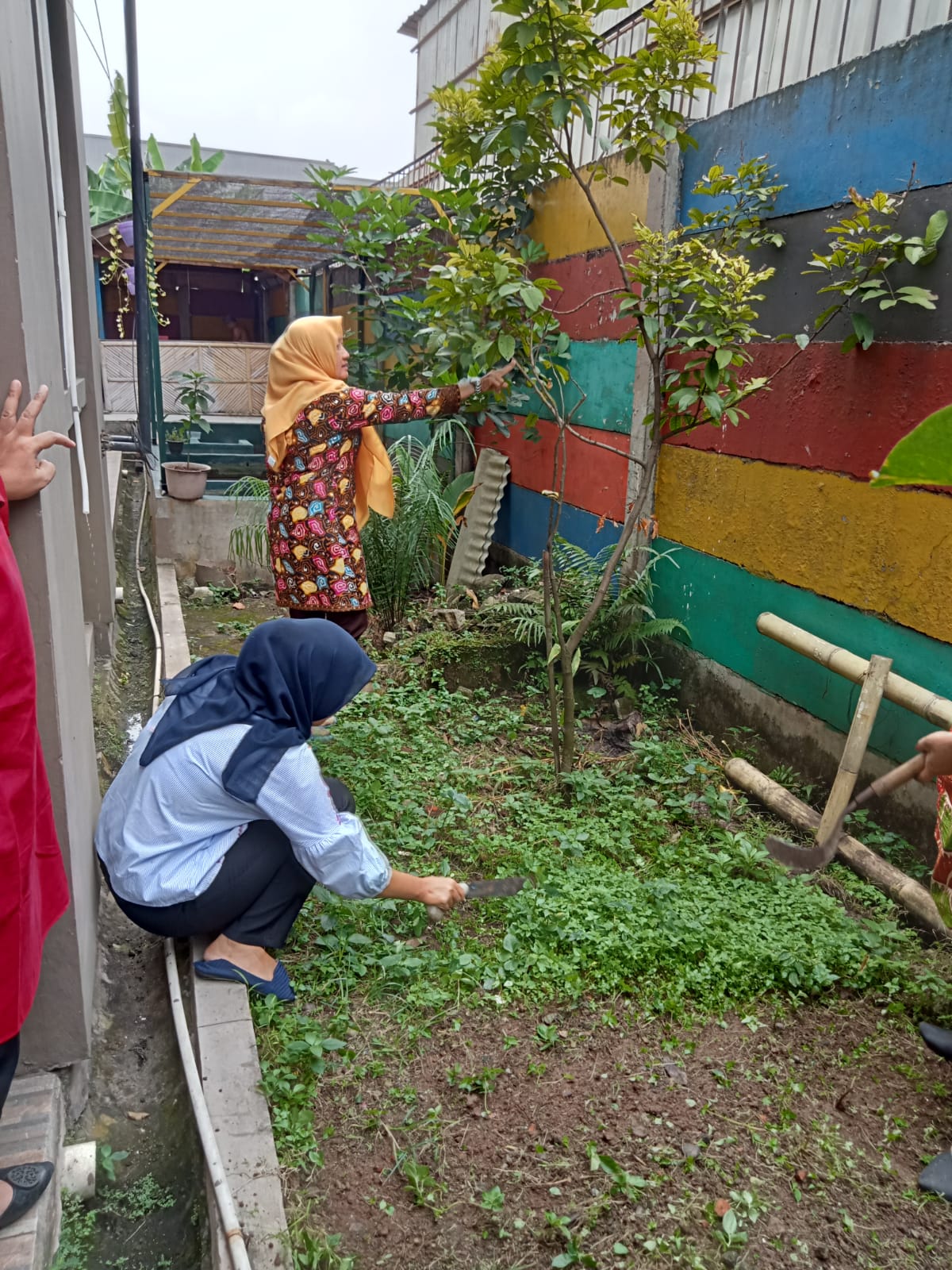 Kerja Bakti di Lingkungan Kantor Kelurahan Pasir Jaya