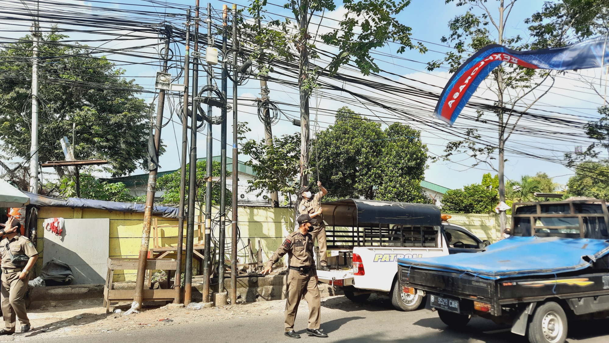 Giat Penertiban Spanduk Tak Berizin di Jalan Prabu Siliwangi