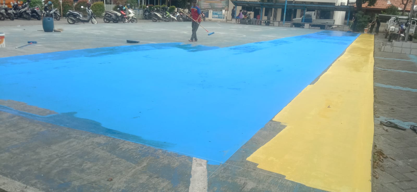 Giat Pengecatan dan Perapihan Kantor Kecamatan Jatiuwung oleh Petugas Satgas