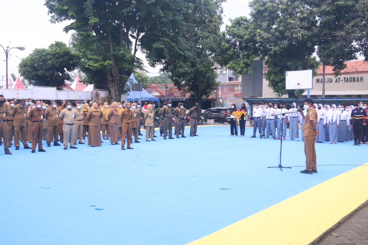 Apel pagi pegawai OPD Kecamatan Jatiuwung serta penyematan kepada calon pasukan pengibar bendera HUT RI ke 77