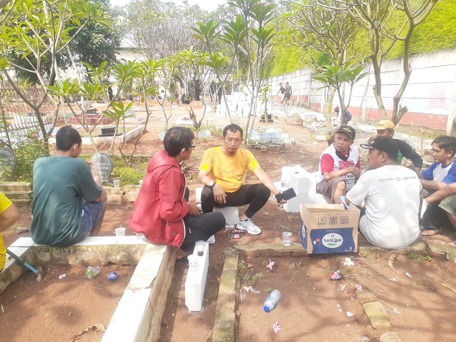 Kerja Bakti Pemugaran Pagar Makam Cikoneng Ilir