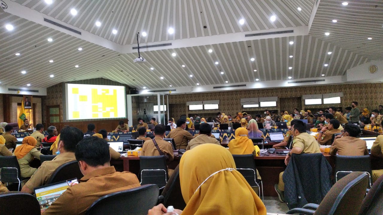 Menghadiri Rapat Pengisian Data Web Kecamatan Serentak