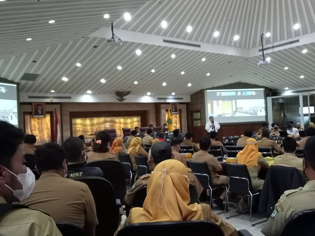 Menghadiri Rapat perihal Pengisian Data Web Kecamatan Serentak di RR. Akhlakul Karimah Lt. III puspem kota tangerang.