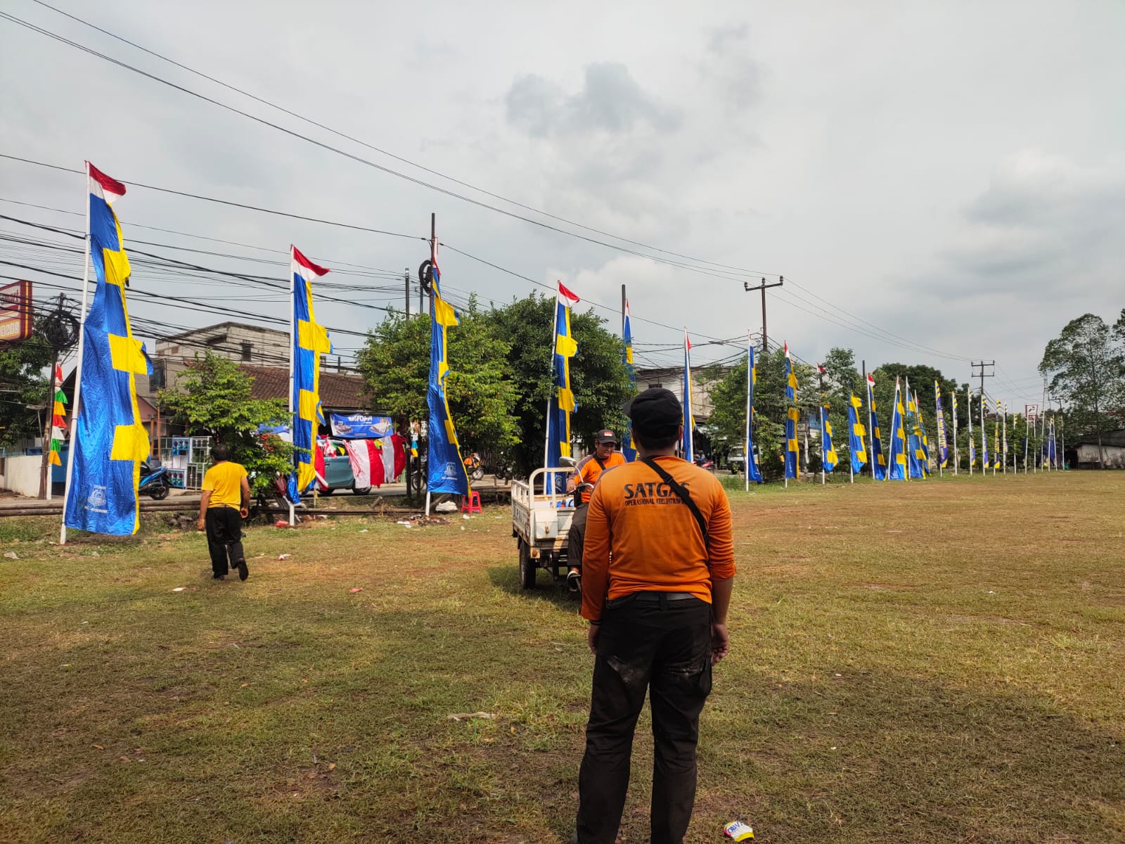 Pemasangan Bendera dan Umbul-Umbul di Lapangan Gandasari