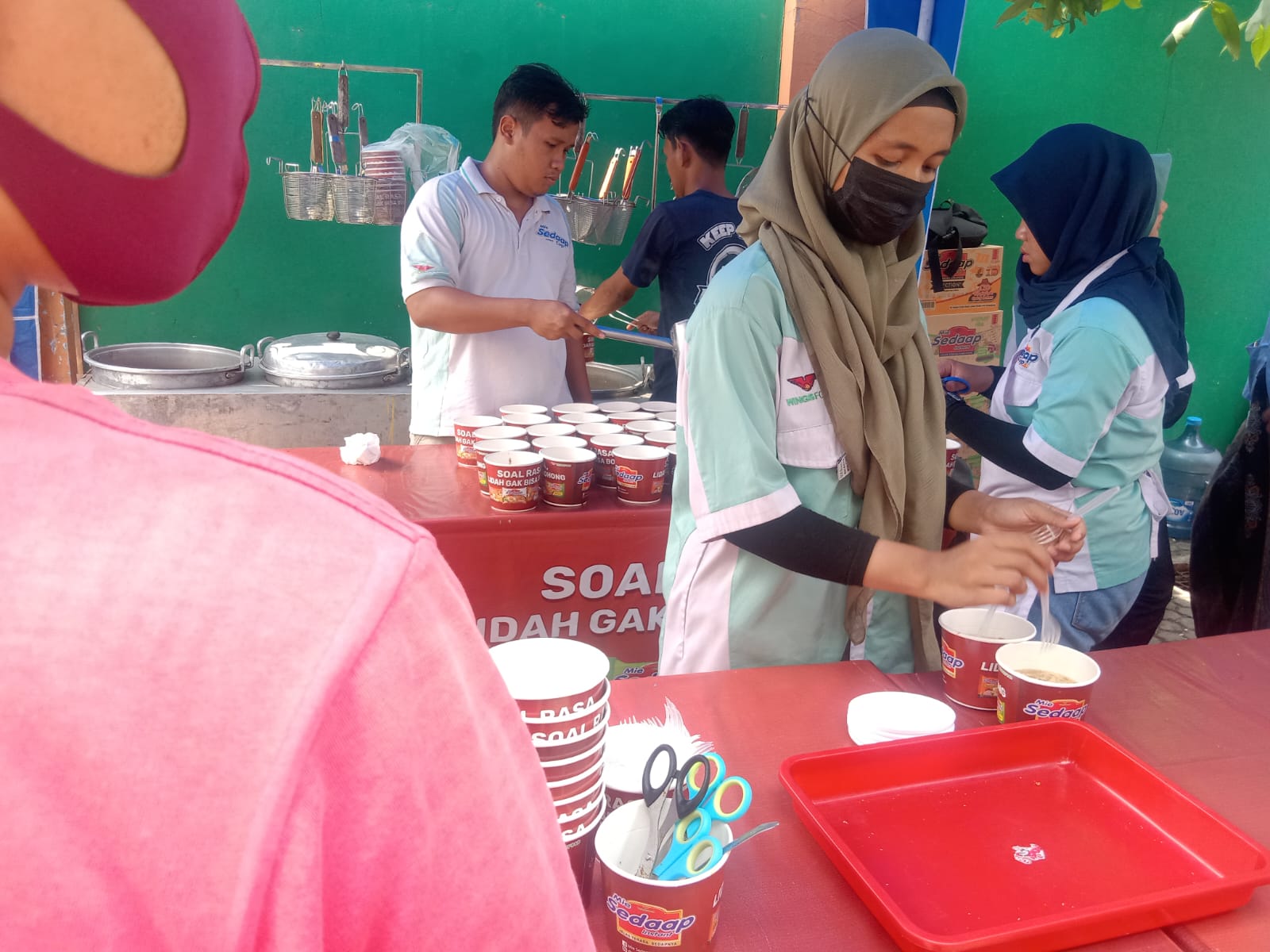 Kegiatan Bakti Sosial dari Wingsfood di Masjid Nurul Yaqin RW. 004