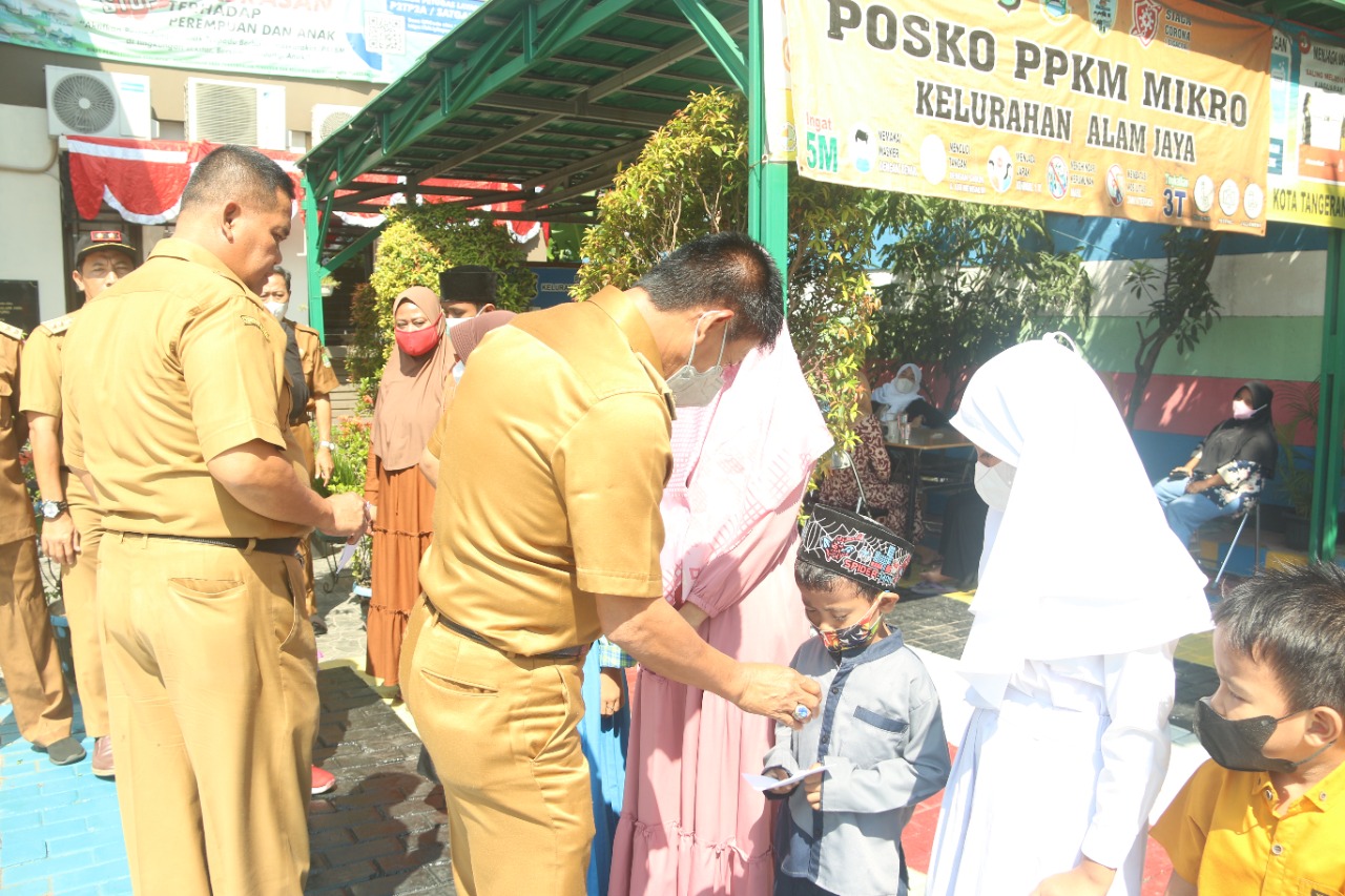 Camat Jatiuwung Secara Simbolis Menyerahkan Santunan Anak Yatim Dalam Rangka Memperingati 1 Muharam 1444 H