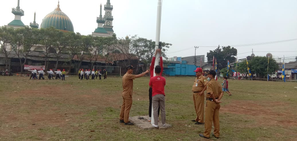 Sekcam Jatiuwung monitoring pemasangan tiang bendera untuk persiapan upacara Hut RI yg ke 77