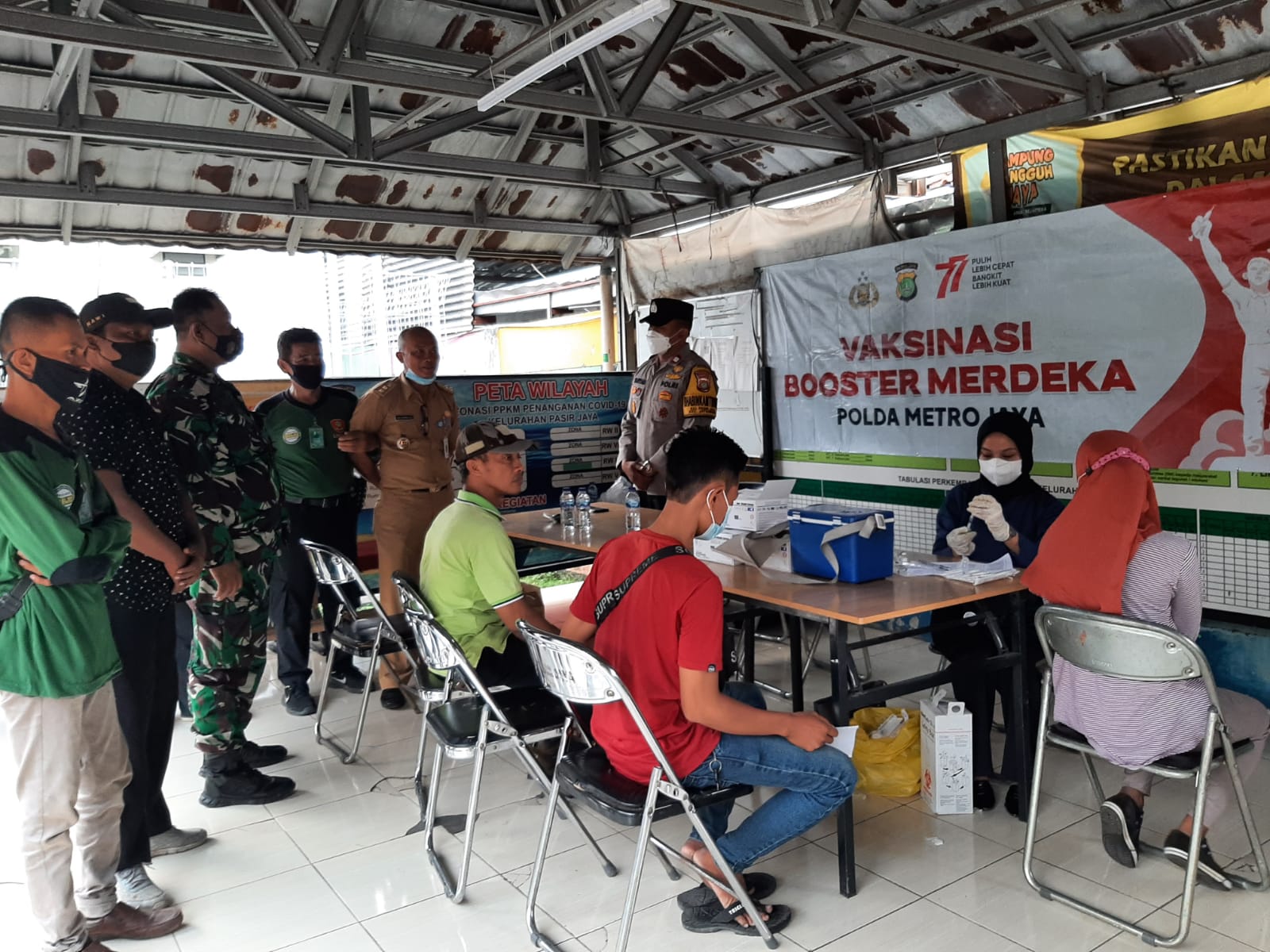 Giat Vaksinasi Booster Polsek Jatiuwung di Halaman Kelurahan Pasir Jaya