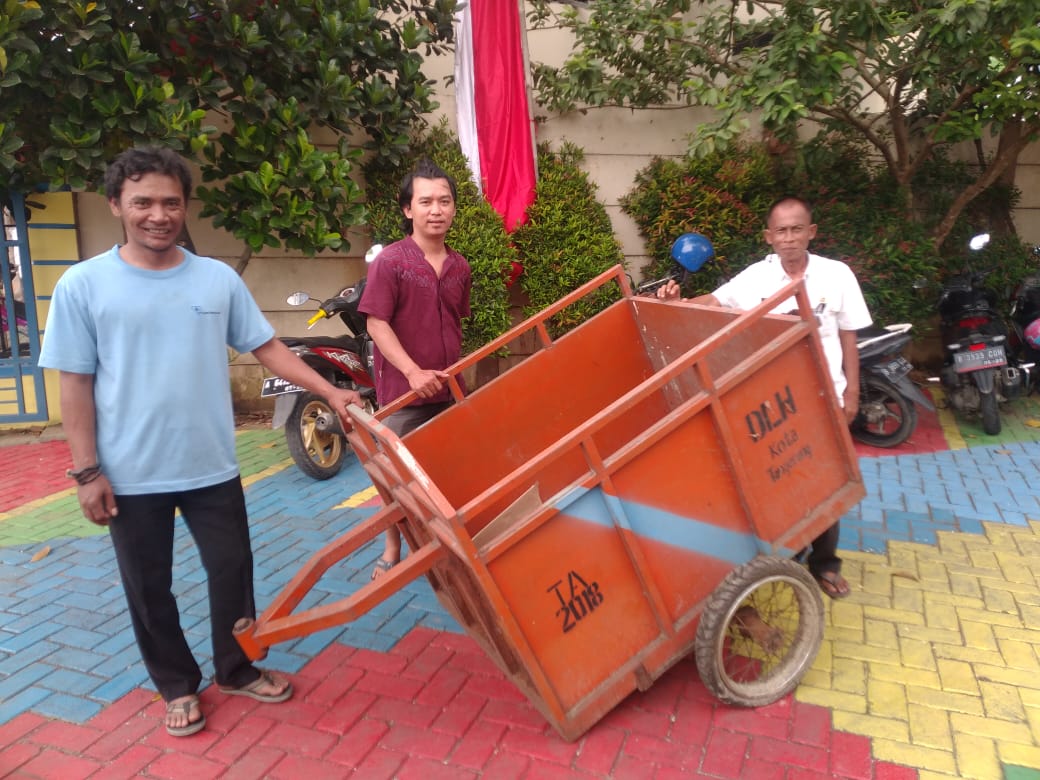 Penyerahan Gerobak Sampah kepada Ketua RT. 04/05