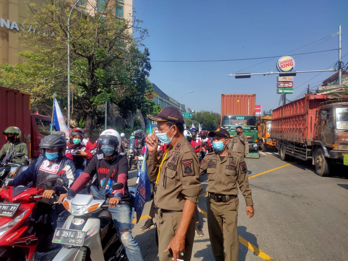 Trantib Kecamatan Jatiuwung Mengamankan Giat Aksi Demo Buruh