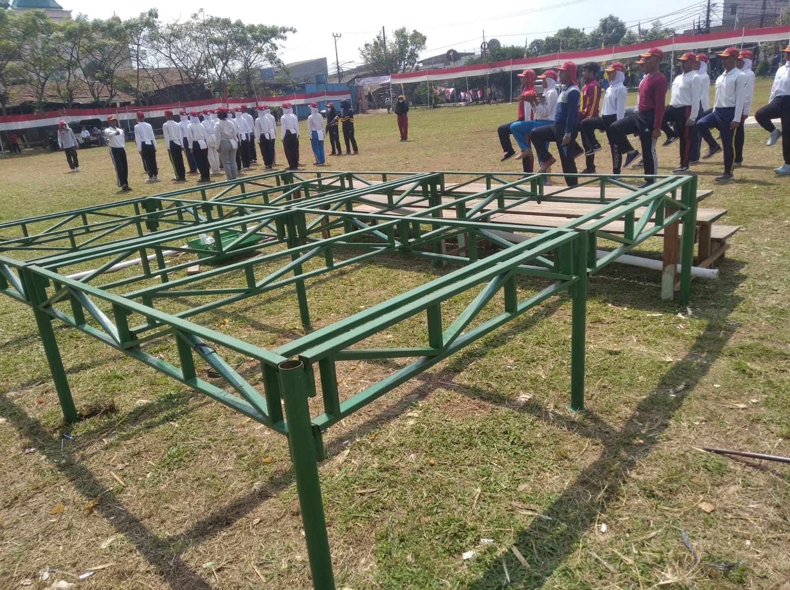 Pemasangan Tenda dan Spanduk di Lapangan Gandasari