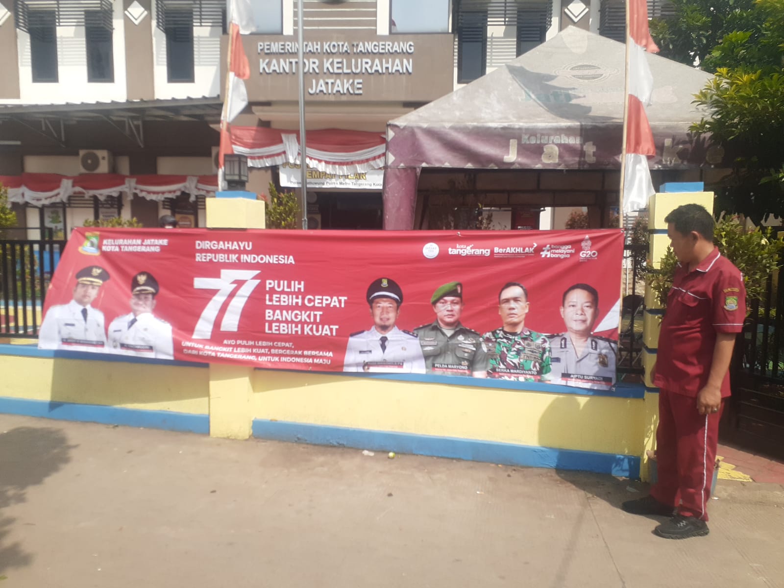 Pemasangan Spanduk HUT RI ke-77 di depan kantor kelurahan jatake