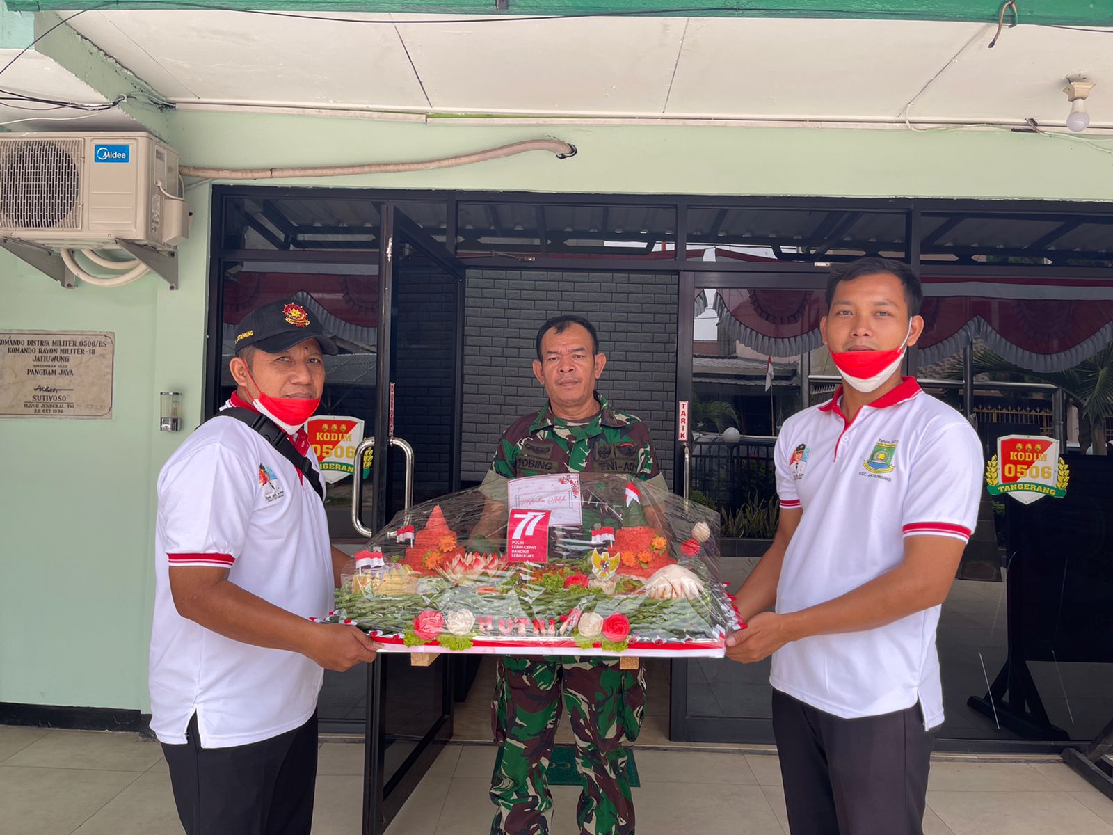 Pemberian Tumpeng Kepada Danramil/06 Cibodas dan Polsek Jatiuwung