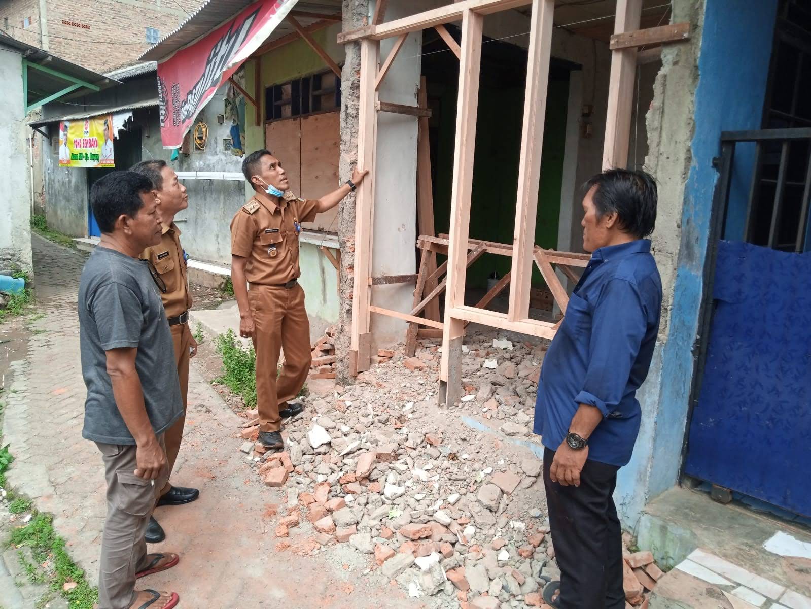 Giat Lurah Alam Jaya monitoring pembangunan bedah rumah di Kp. Doyong RW. 06