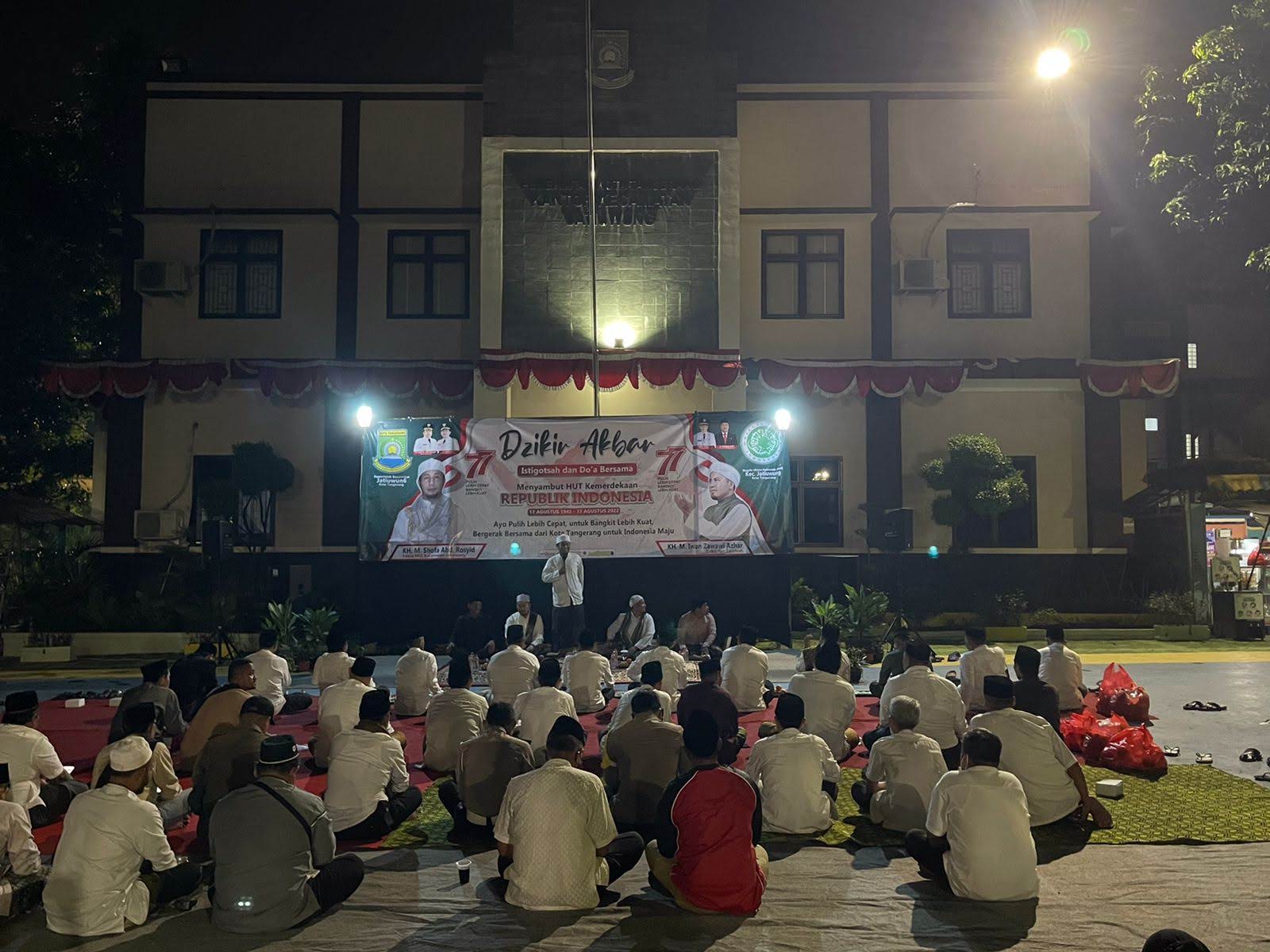 Giat Lurah Alam Jaya bersam jajaran mengikuti Dzikir Akbar Istigotsah dan Doa Bersama menyambut HUT Kemerdekaan RI-77 di Halaman kantor Kecamatan Jatiuwung