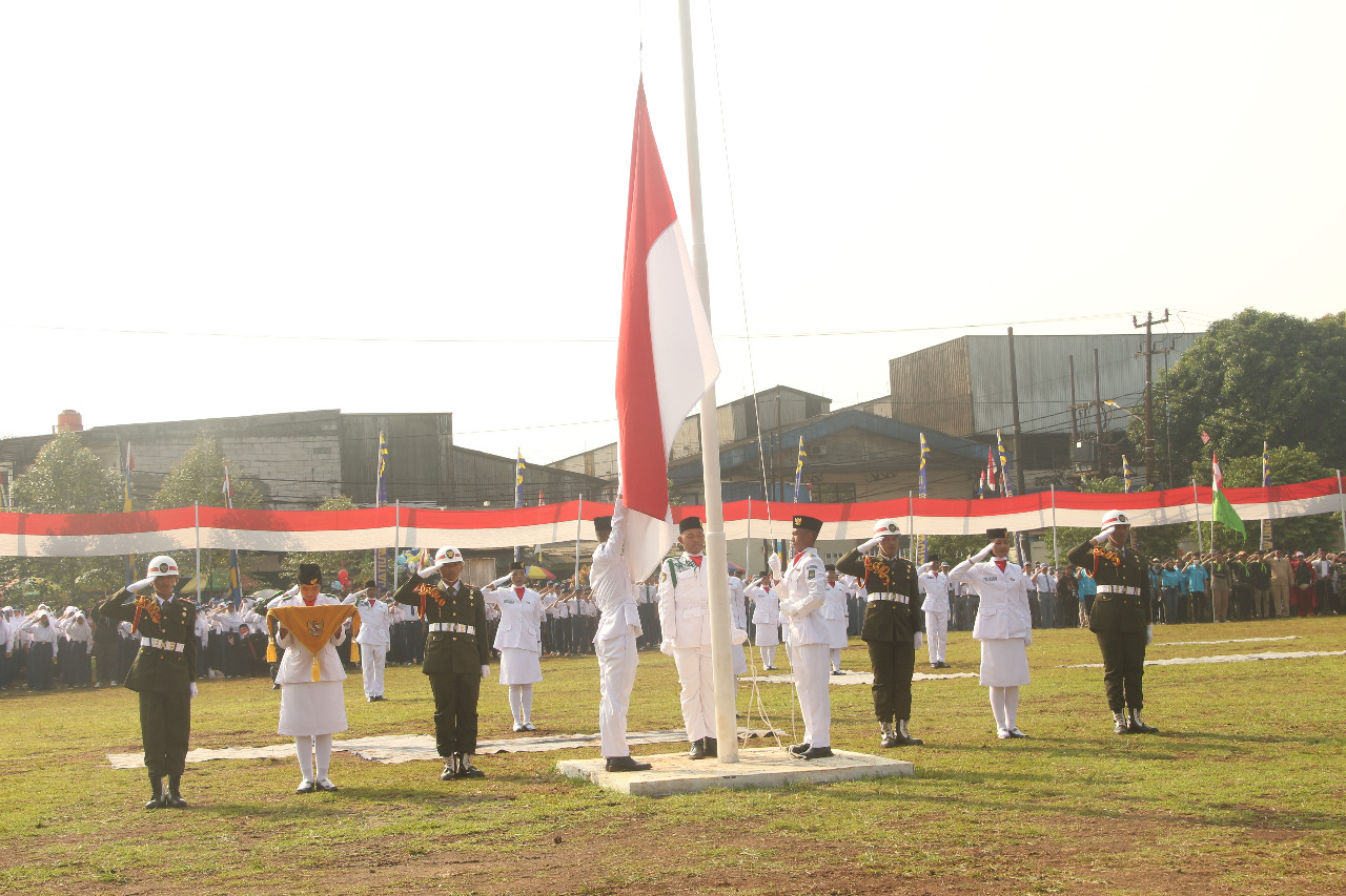 Pengibaran Bendera Merah Putih Dalam Rangka HUT RI Ke-77