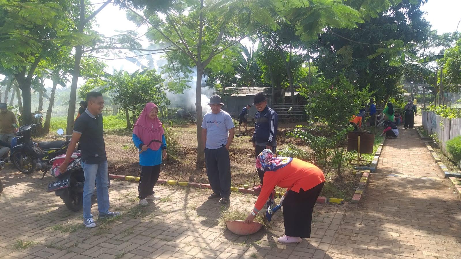 Giat kerja bakti di KWT Antang Kp. Ledug RW. 01