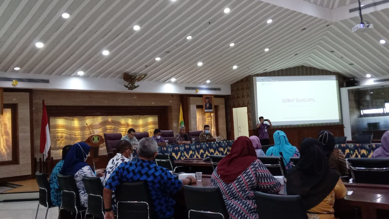 Rapat perihal Evaluasi Perkembangan Penyisiran Data Kepemilikan Akta Lahir dan Perekaman KTP-el yang lebih terperinci by name by address melalui aplikasi Sobat Dukcapil.