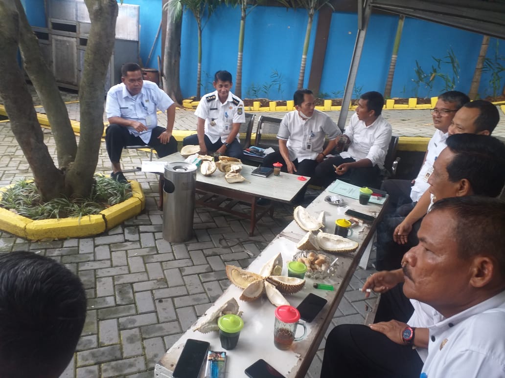 MENGHADIRI RAPAT KOORDINASI KASI EKONOMI SEKECAMATAN JATIUWUNG