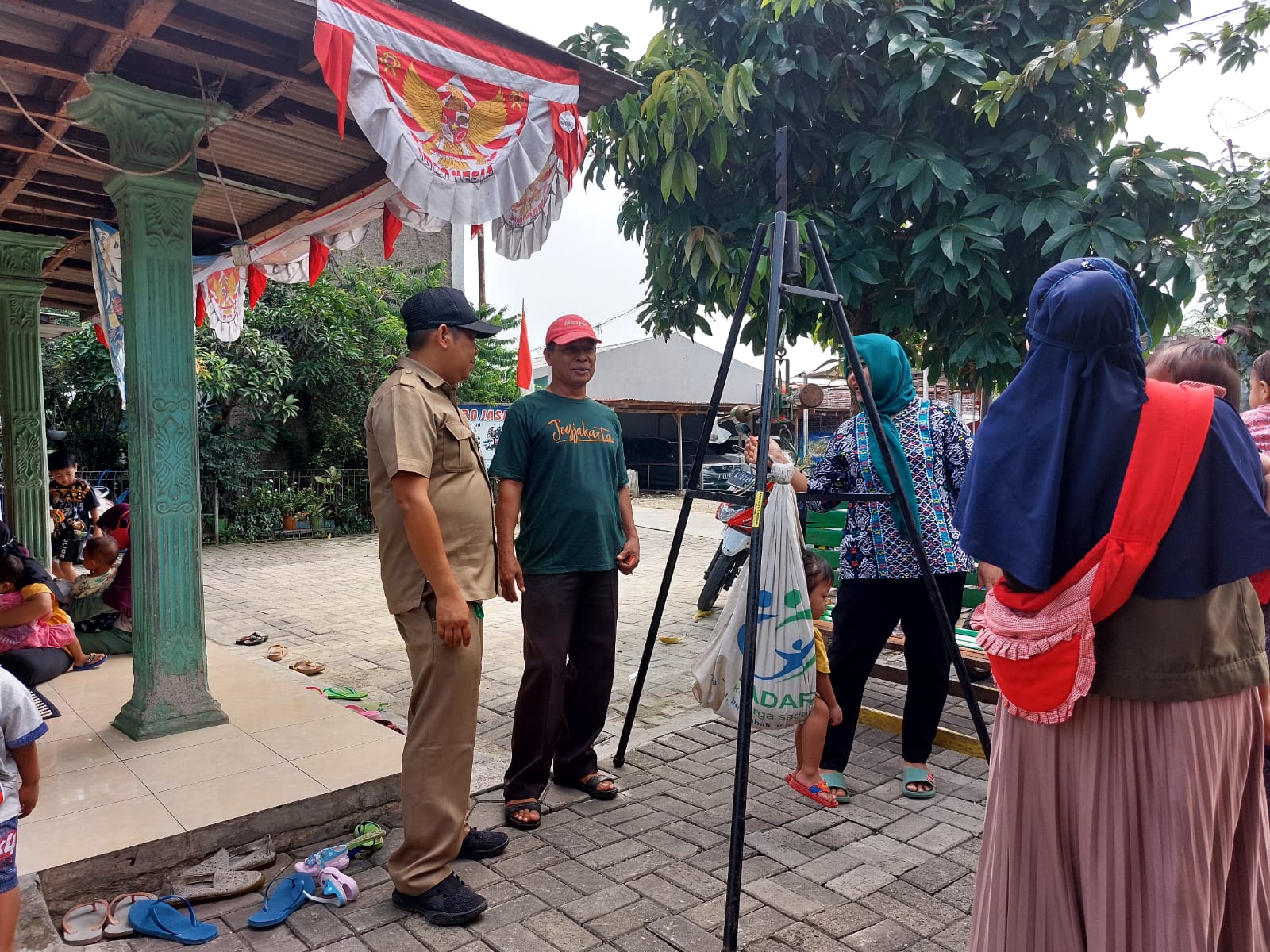 MONITORING PENIMBANGAN DAN GIZI RW 002