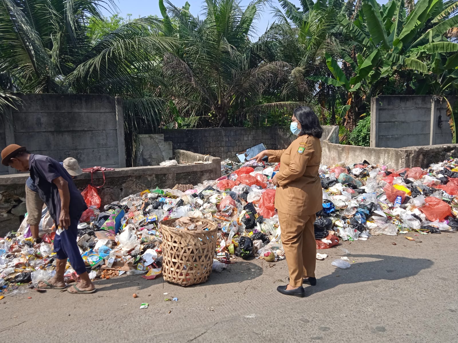 MONITORING TEMPAT PEMBUANGAN SAMPAH SEMENTARA DI WILAYAH MANIS JAYA