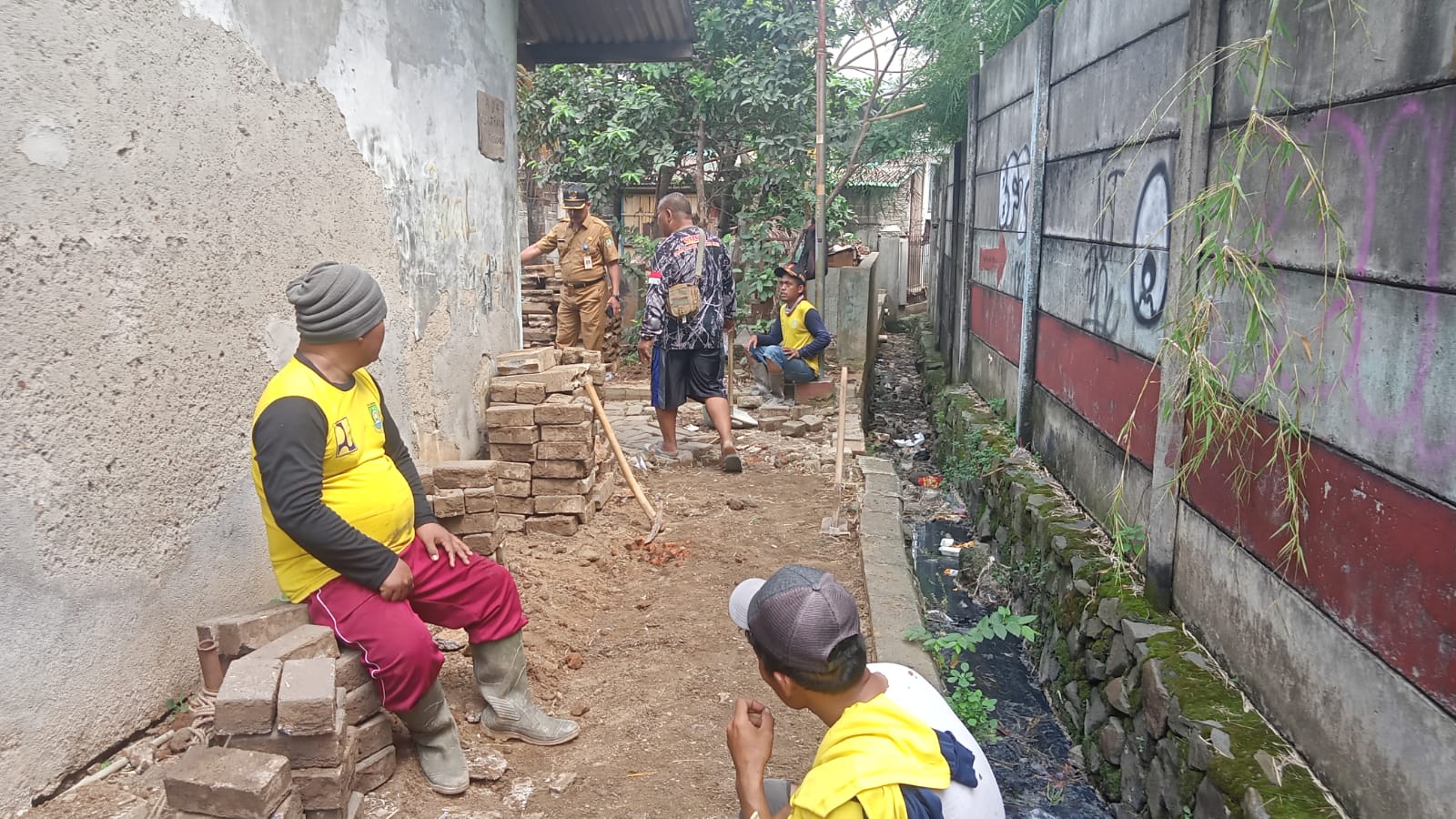 Monitoring Perbaikan Jalan Lingkungan di RT. 04/07