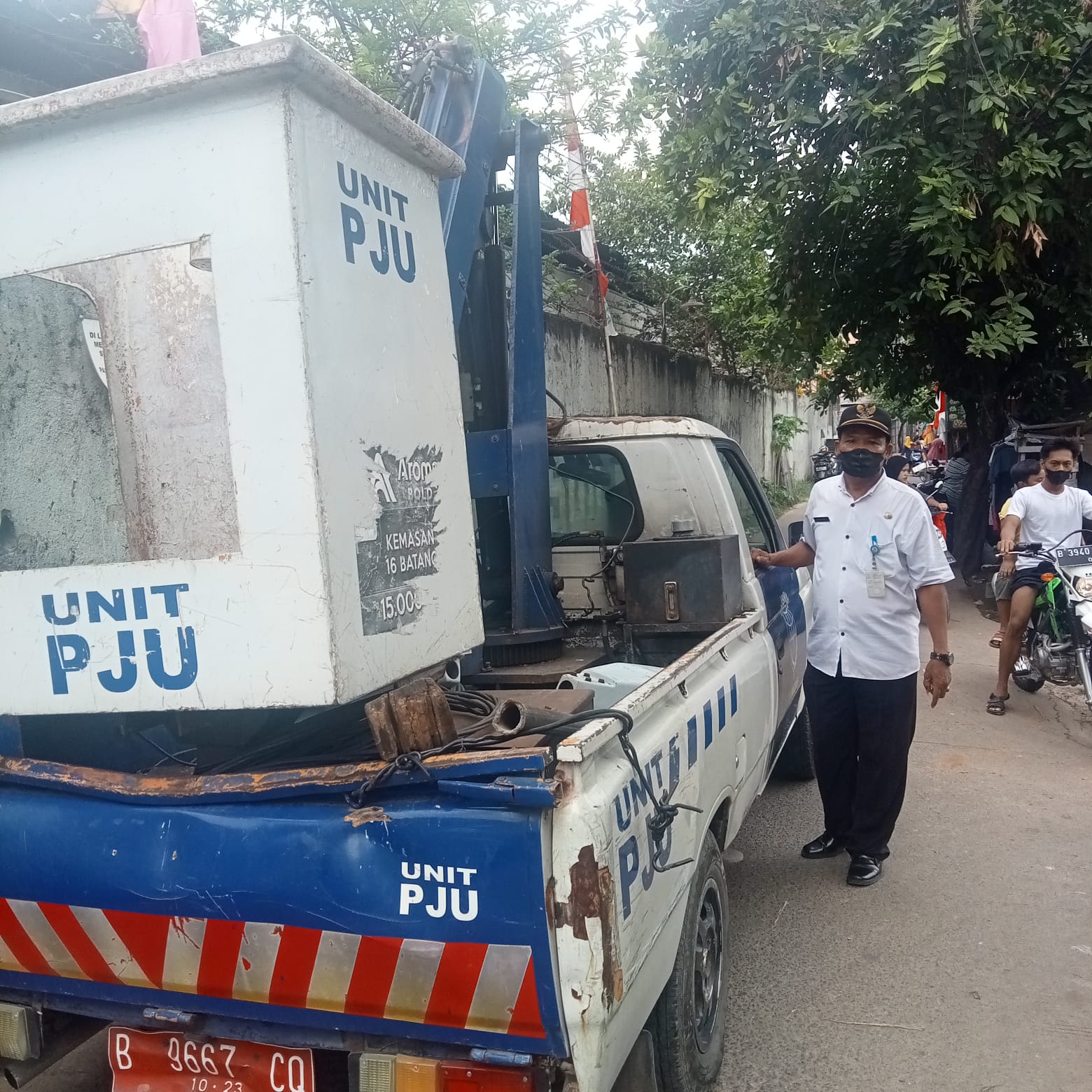 Mendaampingi petugas PJU Tangerang Terang