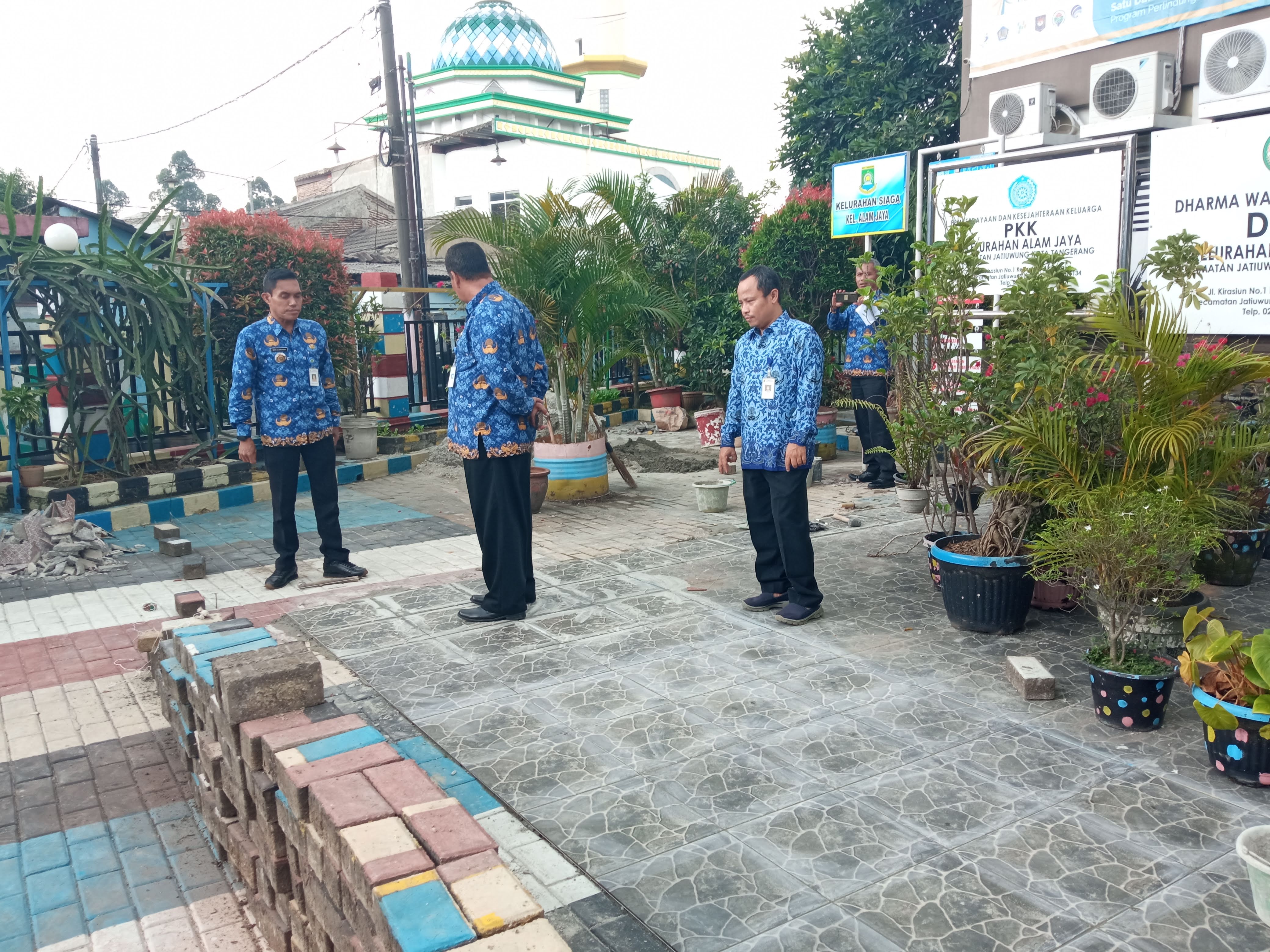 Giat monitoring pembanguan pemasangan keramik halaman Kantor Kelaurahan 