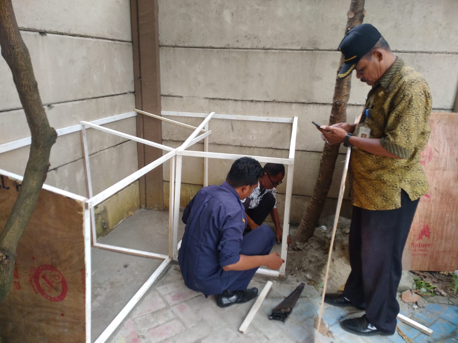 Kerja Bakti Pembuatan Tempat Pemilahan Sampah