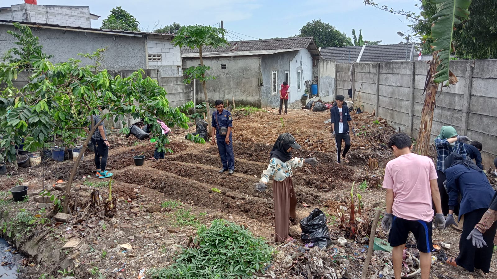 Kerja Bakti Pengolahan Lahan KWT di Perumahan Magnolia Residence