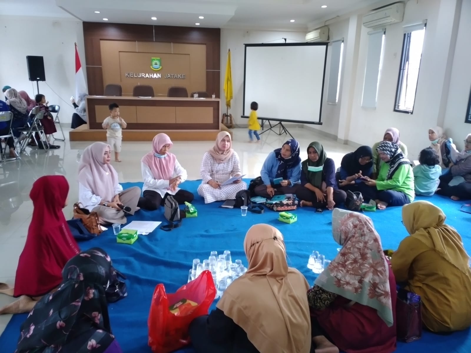 Kegiatan Arisan Bulanan Kader di Aula Kantor Kelurahan Jatake