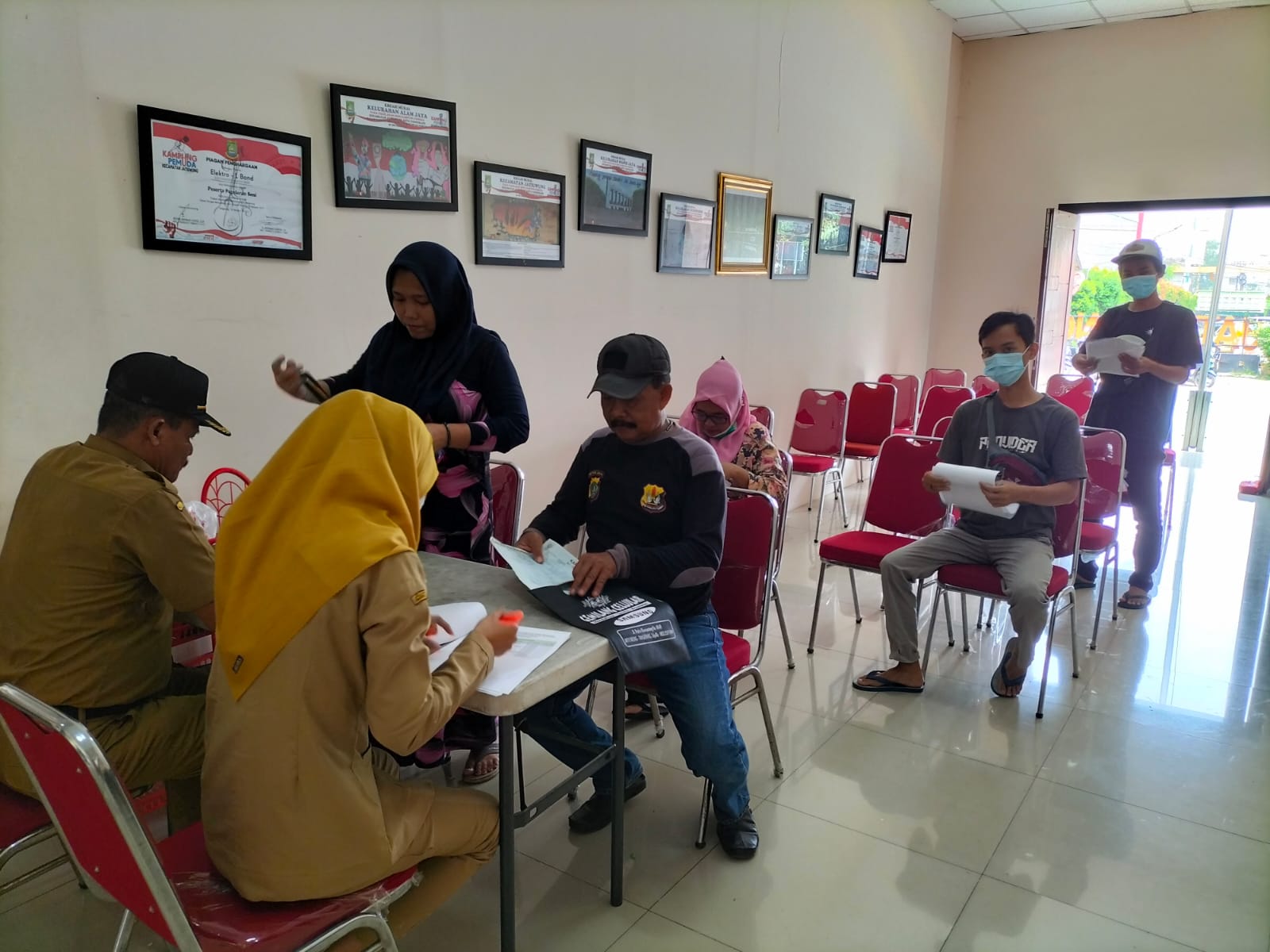 Pendistribusian Bantuan Set Top Box di Kecamatan Jatiuwung