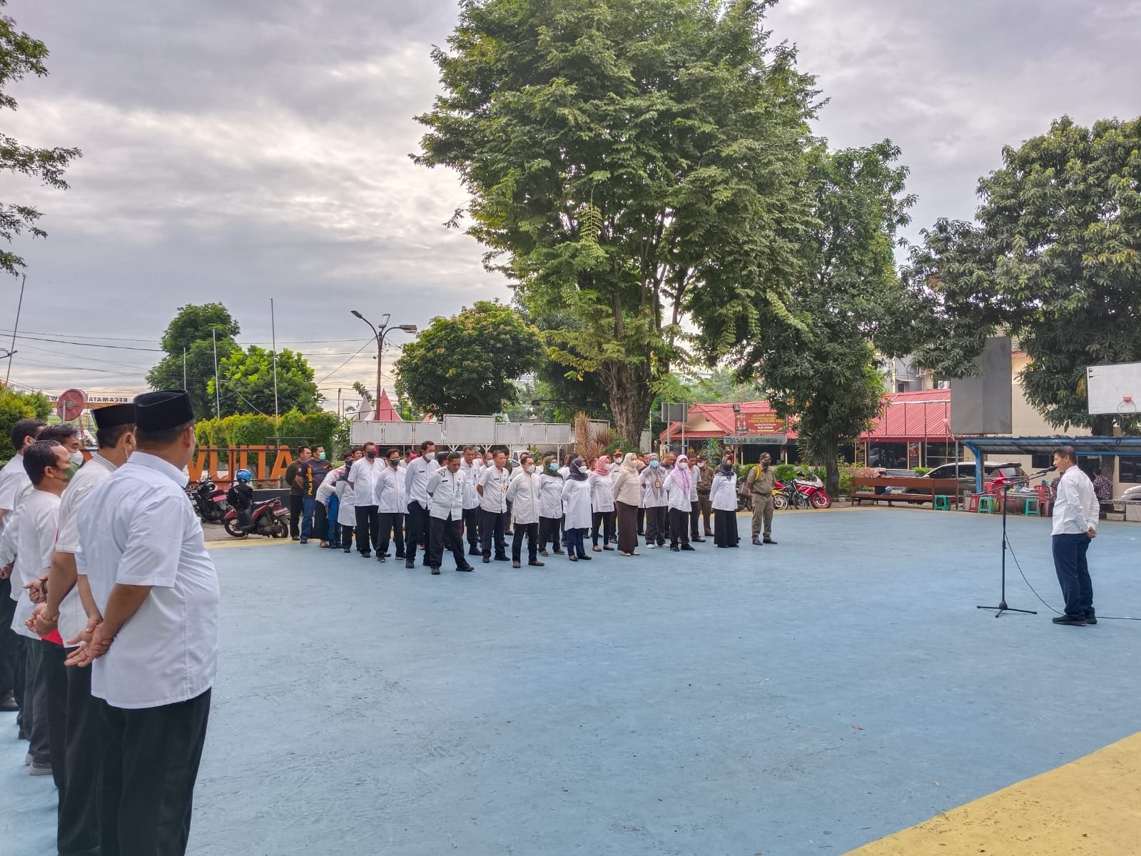 Mengikuti Apel Pagi di Halaman Kantor Kecamatan Jatiuwung