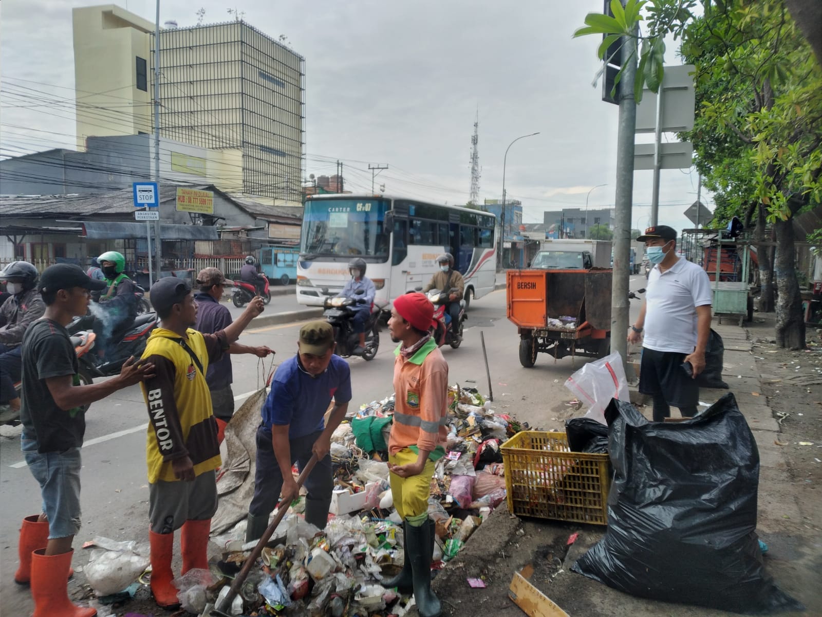 Monitoring Tempat Pembuangan Sampah di Jl. Gatot Subroto