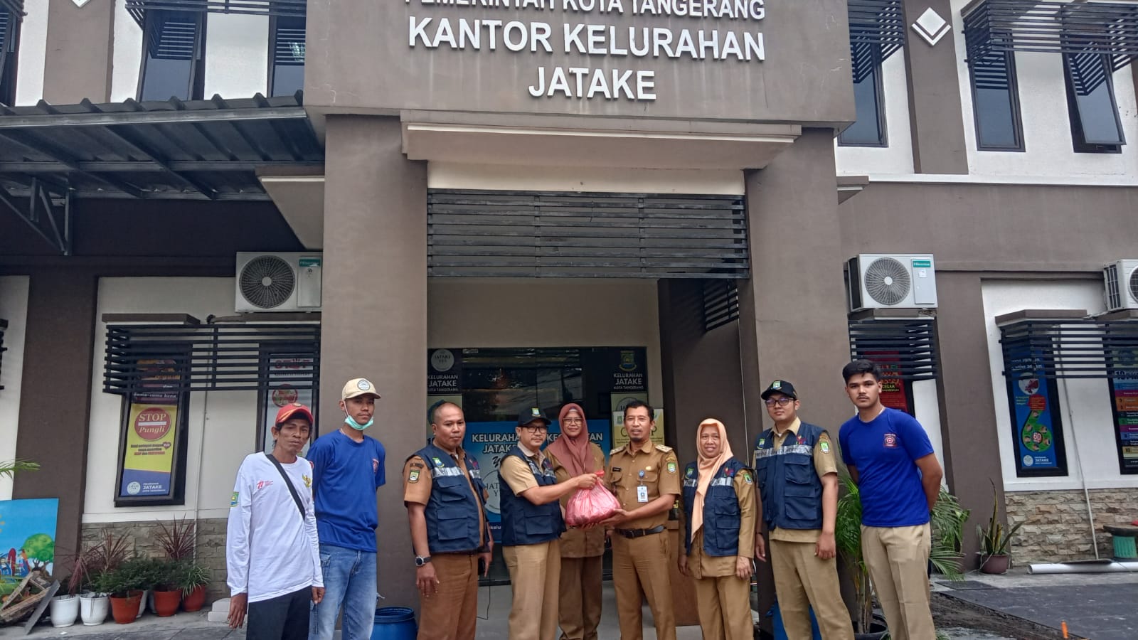 Menerima Bantuan Nasi Bungkus dari Dinas Sosial Kota Tangerang