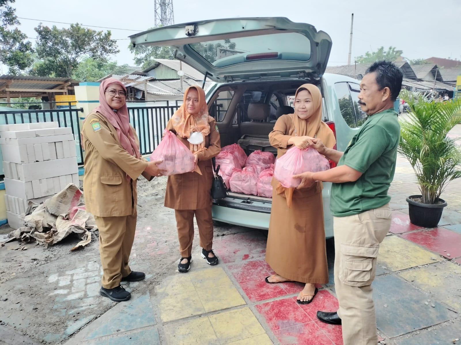 Menerima Bantuan Nasi Bungkus dari Dinas Pendidikan Kota Tangerang