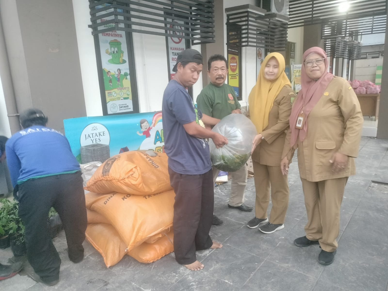 menerima bantuan pupuk dari dinas lingkungan hidup kota tangerang