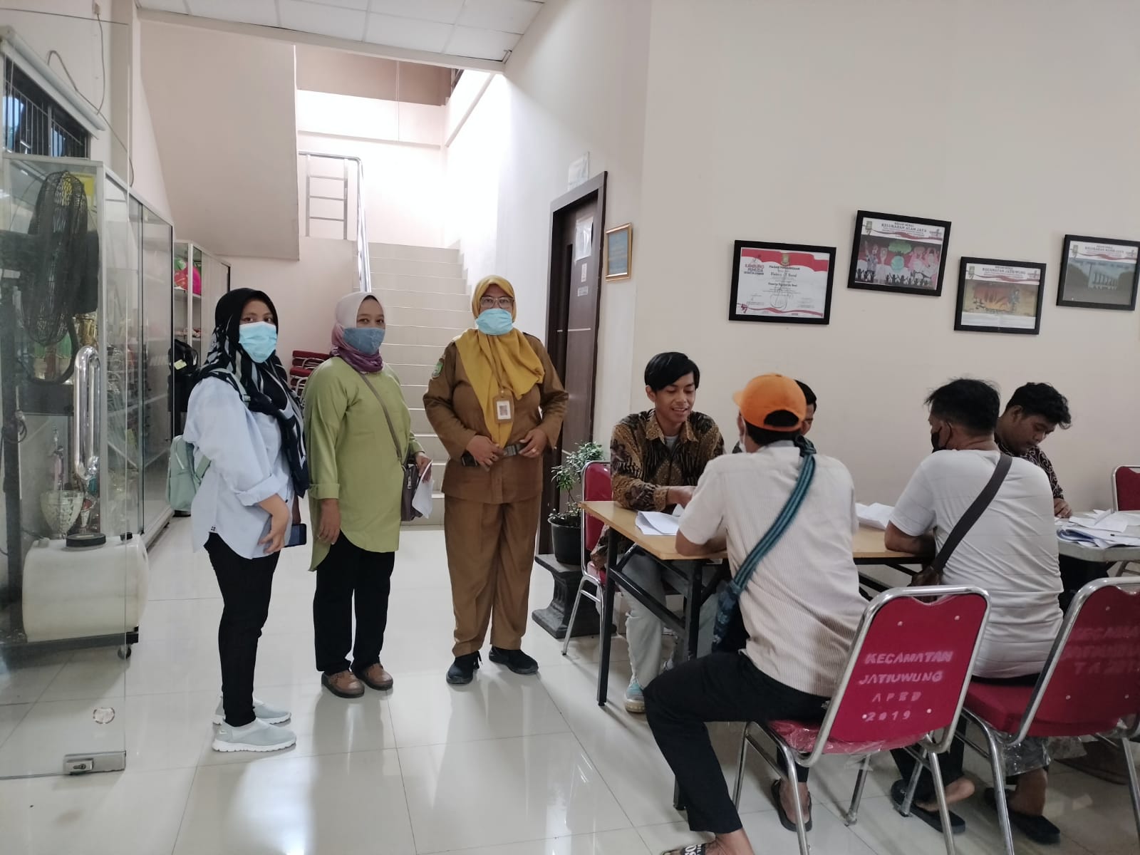 Pendistribusian BLT BBM Provinsi di Kantor Kecamatan Jatiuwung