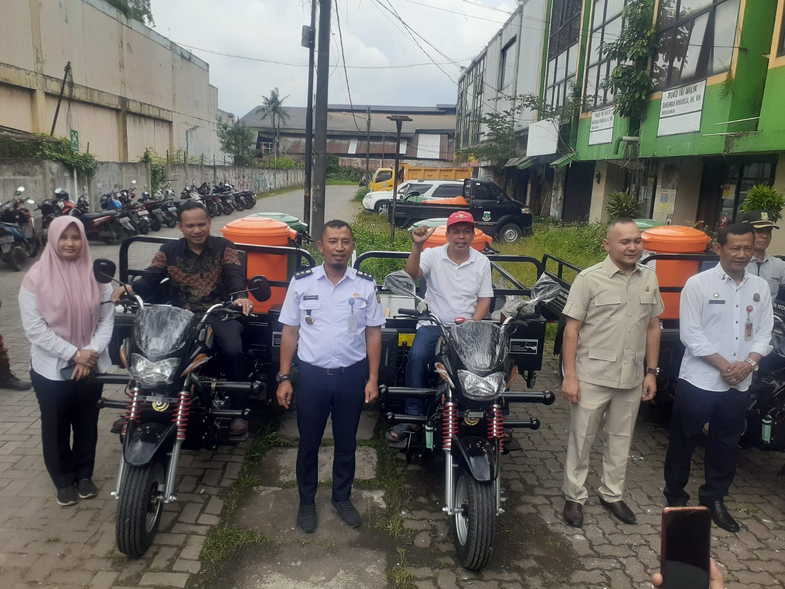 Menerima Bantuan Bentor dan Tong Sampah dari Dinas LHK Provinsi Banten