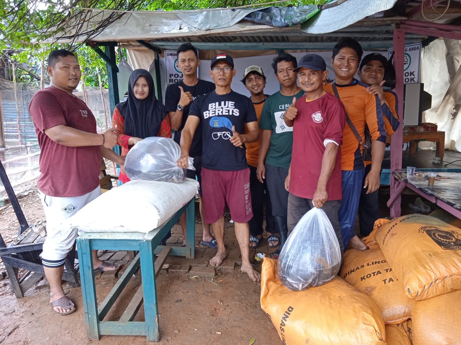 Menerima Bantuan Benih Ikan Lele dan Pakan Ikan Lele dari Dinas LH Kota Tangerang