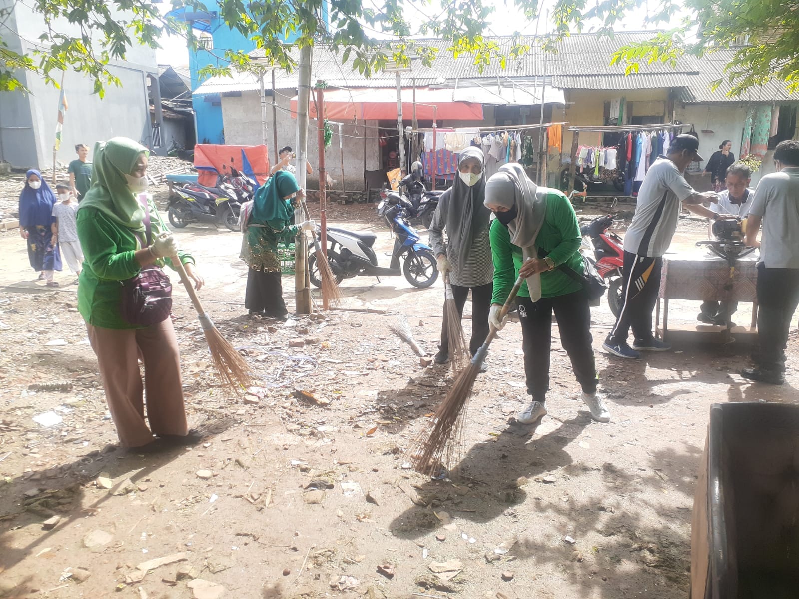 Kerja Bakti di Kebun KWT Gotong Royong RW 001