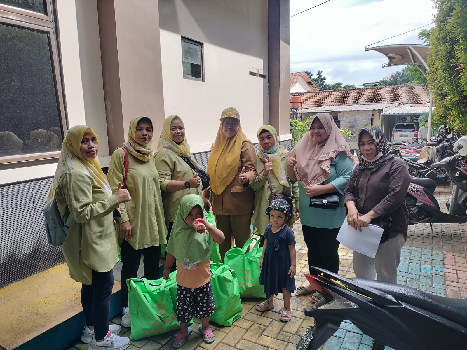 Pendistribusian Bantuan Sosial untuk Balita Miskin di Kantor Kecamatan Jatiuwung