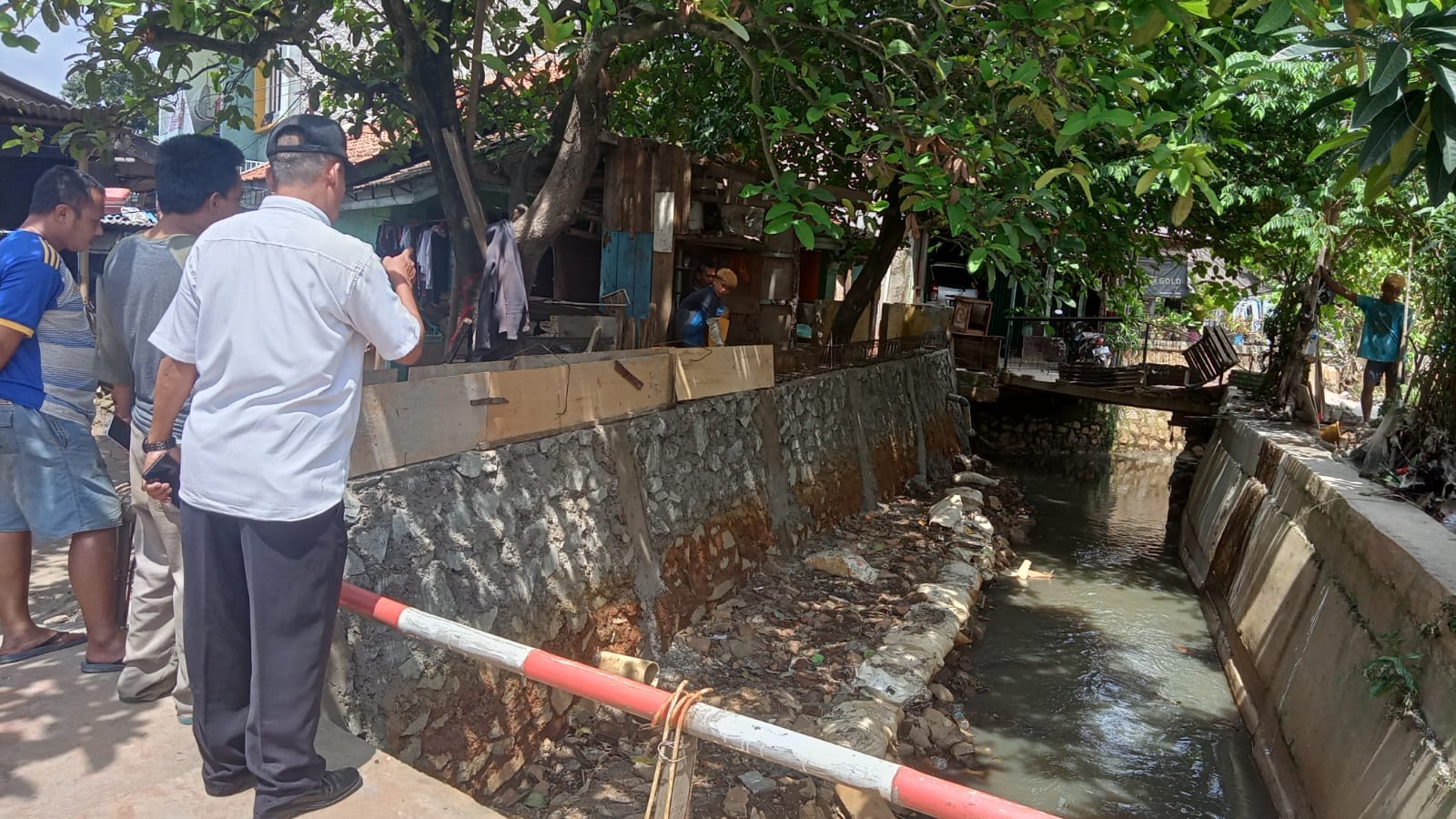 Monitoring Pembangunan Turap Kali Kp. Cikoneng Ilir RW. 007