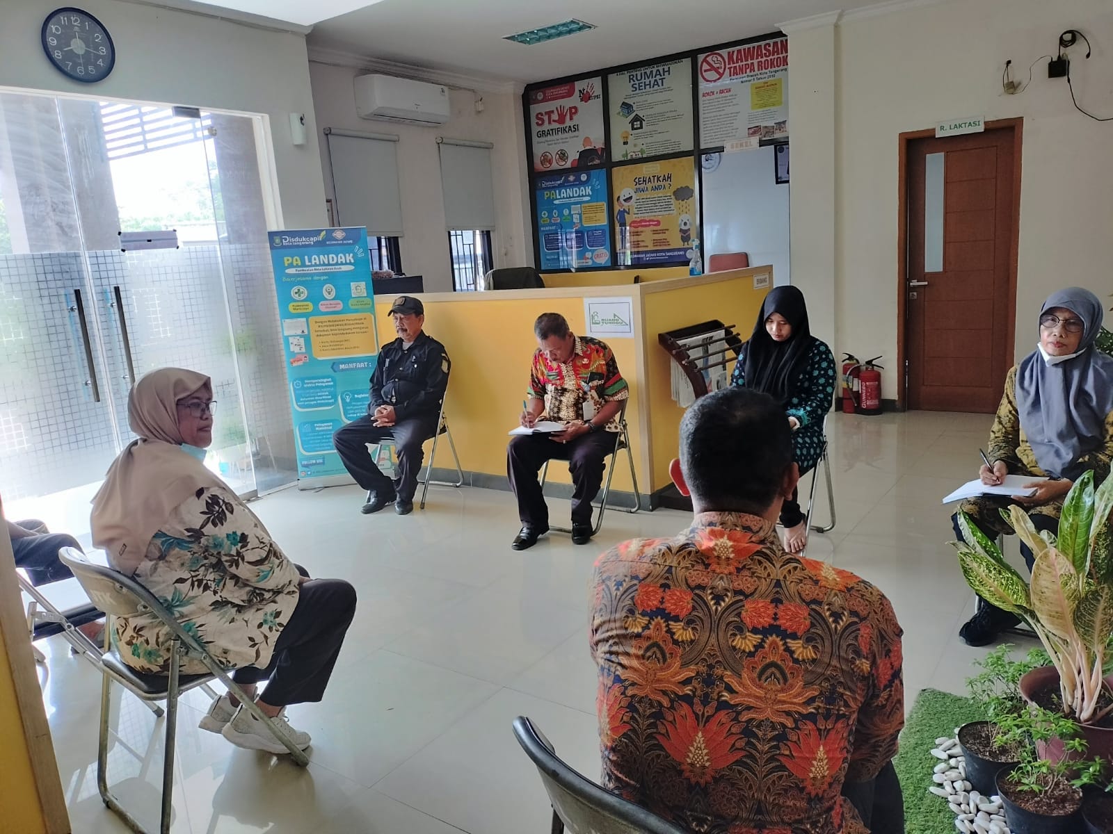 Rapat Koordinasi Mingguan Pegawai Kelurahan Jatake