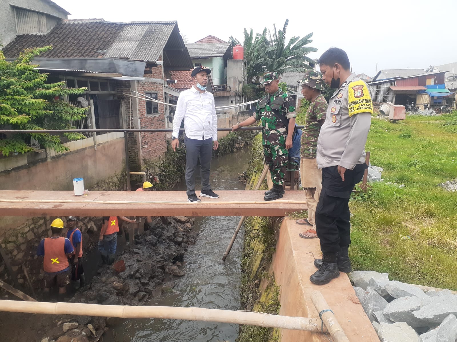 Tiga Pilar Melakukan Monitoring Turap Kali RW 006