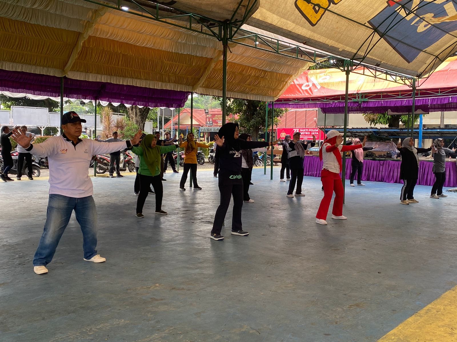 Mengikuti Kegiatan Senam di Halaman Kantor Kecamatan Jatiuwung