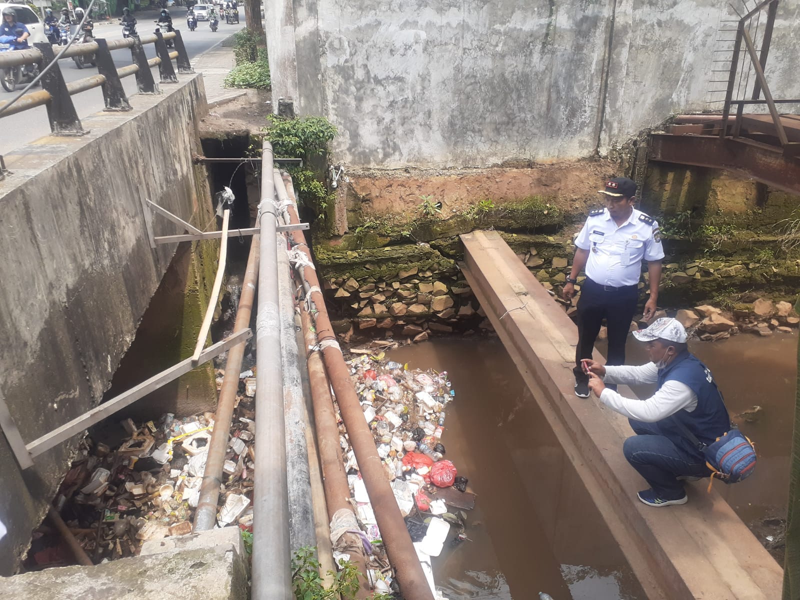 Monitoring Lokasi Bangunan Liar yang dibangun di atas kali Kp. Cikoneng Ilir RW 007