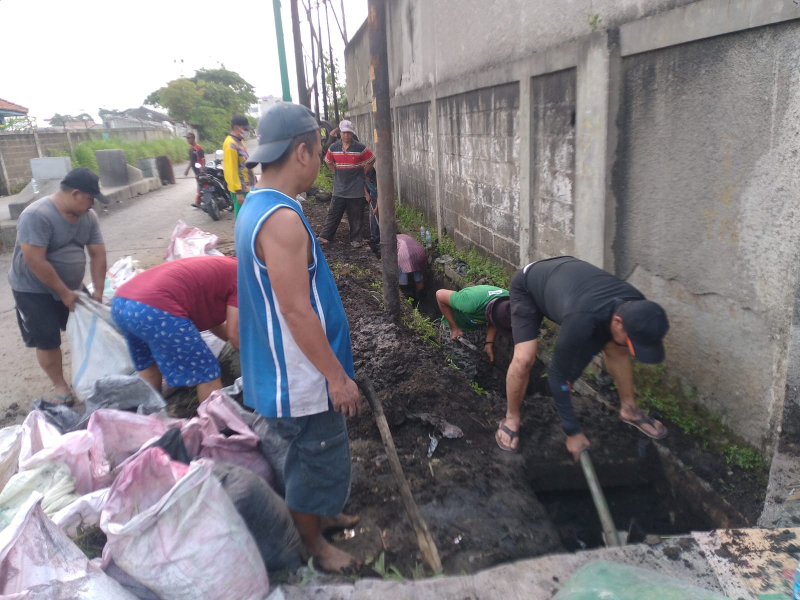 Kegiatan Kerja Bakti di RW 005